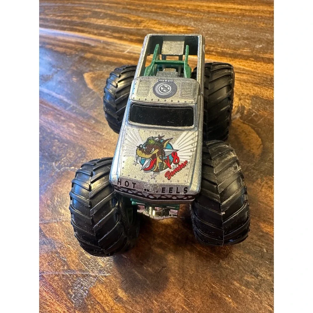 Monster Jam V8 Bomber Monster Truck 1:64 Die-Cast Hot Wheels Shark Mouth - Picture 2 of 7